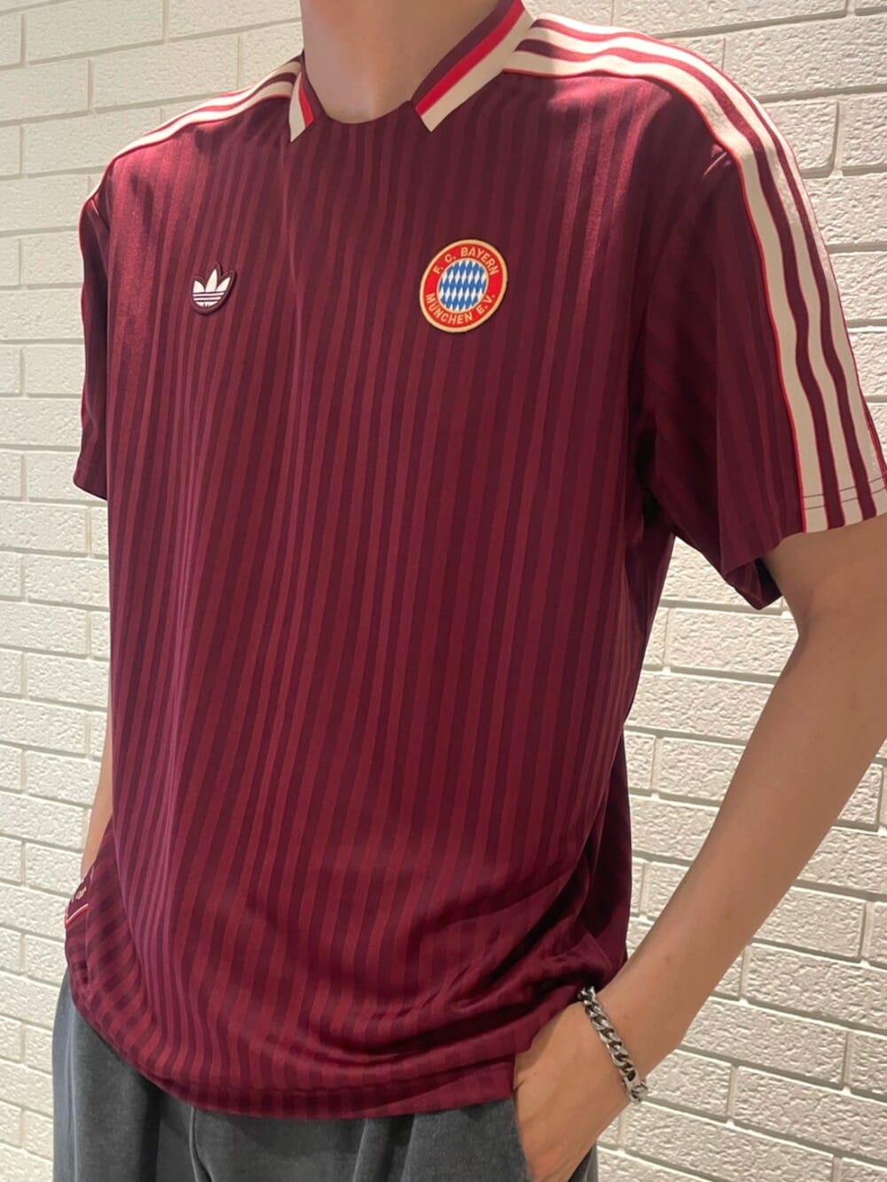 レッド系のTシャツ/カットソー、ブラック系のシューズを着用したメンズの夏コーディネートの3枚目の写真