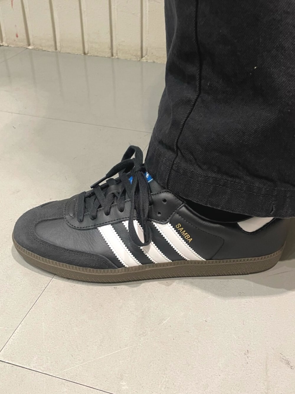 「adidas、adidas originals、アディダス、アディダスオリジナルス、スニーカー、レアル・マドリード、レアルマドリード、スポーツミックス、samba」｜「adidasのサンバ OG / SAMBA OG（シューズ、ブラック系）」を使った、KFさん（メンズ・175cm）の春コーディネートの4枚目の写真