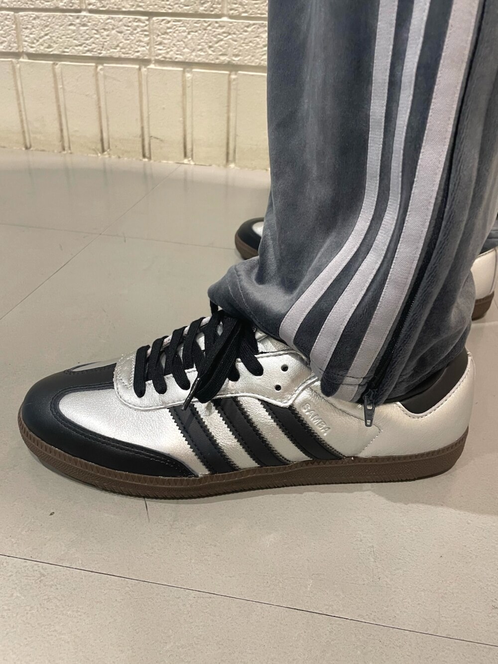 ブラック系のパーカー、グレー系のその他パンツ、シルバー系のスニーカーを着用したメンズの秋コーディネートの4枚目の写真