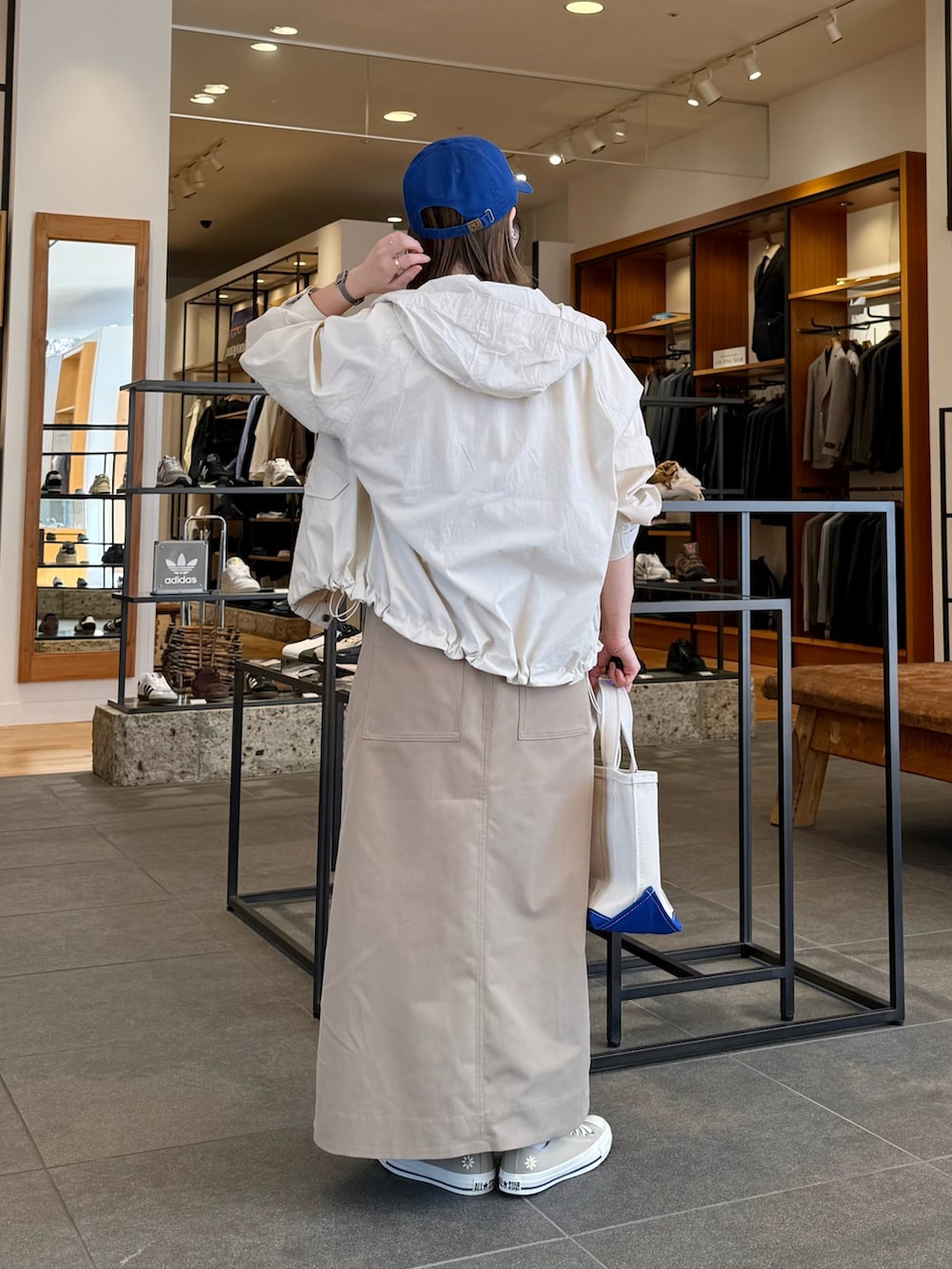 「大人カジュアル、休日スタイル、春ファッション、カジュアルスタイル、シンプルスタイル、オトナカワイイ、カラーコーデ、大人可愛い、大人女子、大人コーデ、スカートスタイル、URBAN RESEARCH DOORS、URBAN RESEARCH、30代コーデ、骨格ウェーブ」|「ASICSのASICS GEL1130(スニーカー、ホワイト系)」を使った、おかもさん(骨格ウェーブ・レディース・158cm)の春コーディネートの3枚目の写真