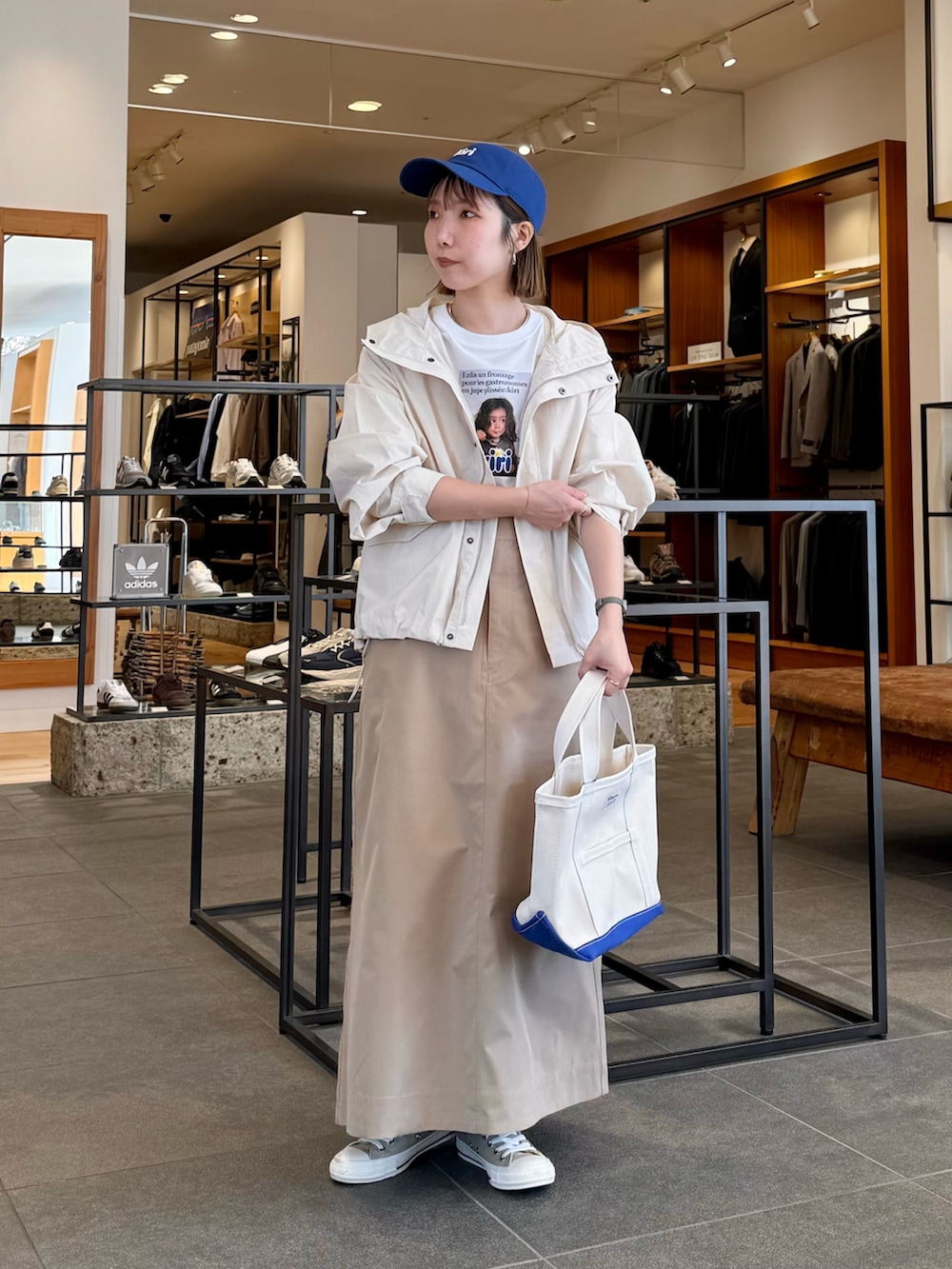 「大人カジュアル、休日スタイル、春ファッション、カジュアルスタイル、シンプルスタイル、オトナカワイイ、カラーコーデ、大人可愛い、大人女子、大人コーデ、スカートスタイル、URBAN RESEARCH DOORS、URBAN RESEARCH、30代コーデ、骨格ウェーブ」|「ASICSのASICS GEL1130(スニーカー、ホワイト系)」を使った、おかもさん(骨格ウェーブ・レディース・158cm)の春コーディネートの2枚目の写真