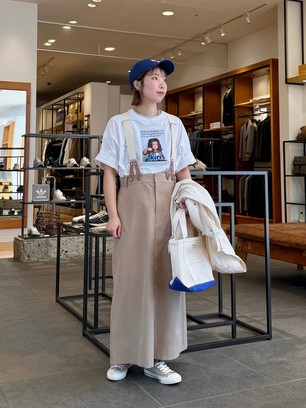 「大人カジュアル、休日スタイル、春ファッション、カジュアルスタイル、シンプルスタイル、オトナカワイイ、カラーコーデ、大人可愛い、大人女子、大人コーデ、スカートスタイル、URBAN RESEARCH DOORS、URBAN RESEARCH、30代コーデ、骨格ウェーブ」|「ASICSのASICS GEL1130(スニーカー、ホワイト系)」を使った、おかもさん(骨格ウェーブ・レディース・158cm)の春コーディネートの4枚目の写真