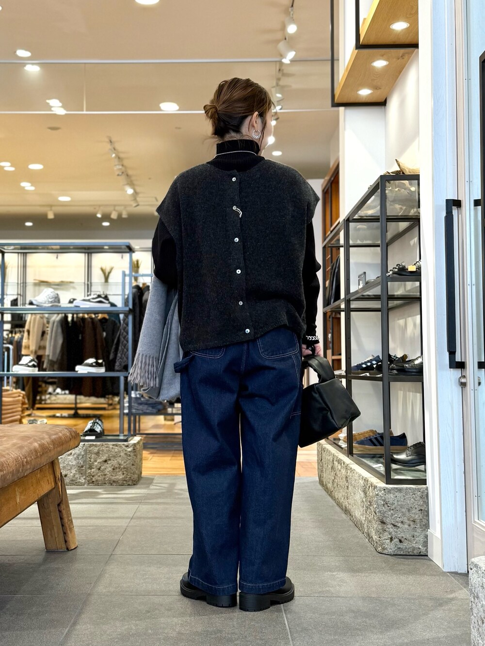 グレー系のニット/セーター、ブルー系のデニムパンツ、ブラック系のニット/セーターを着用したレディースの冬コーディネートの5枚目の写真