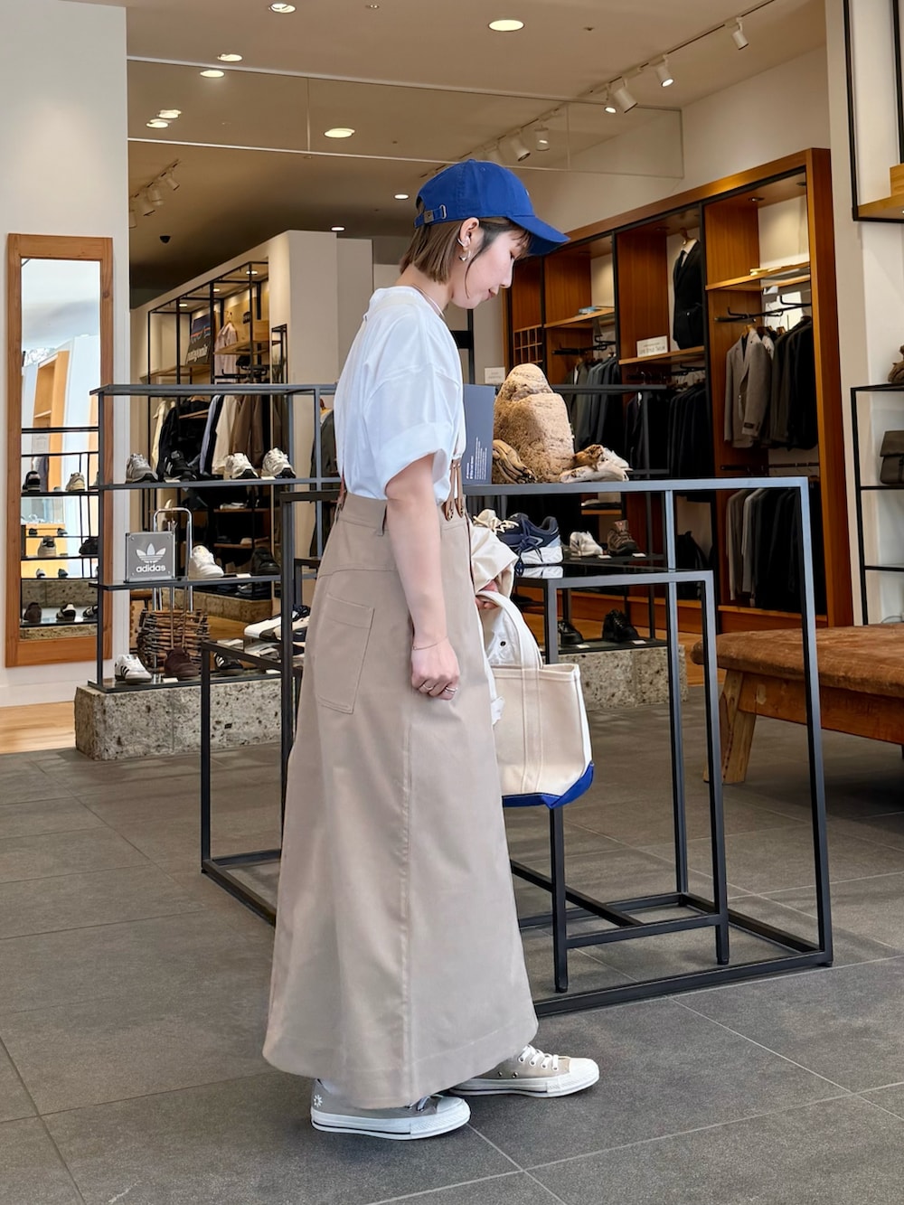 「大人カジュアル、休日スタイル、春ファッション、カジュアルスタイル、シンプルスタイル、オトナカワイイ、カラーコーデ、大人可愛い、大人女子、大人コーデ、スカートスタイル、URBAN RESEARCH DOORS、URBAN RESEARCH、30代コーデ、骨格ウェーブ」|「ASICSのASICS GEL1130(スニーカー、ホワイト系)」を使った、おかもさん(骨格ウェーブ・レディース・158cm)の春コーディネートの5枚目の写真