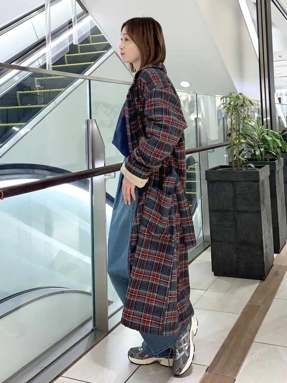 ブルー系のTシャツ/カットソー、ピンク系のショルダーバッグ、グレー系のスニーカーを着用したレディースの秋コーディネートの5枚目の写真