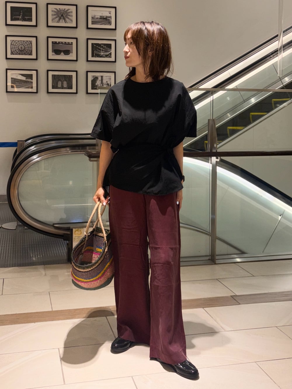 レッド系のその他パンツ、ブラック系のシャツ/ブラウス、ブラック系のシャツ/ブラウスを着用したレディースの夏コーディネートの3枚目の写真