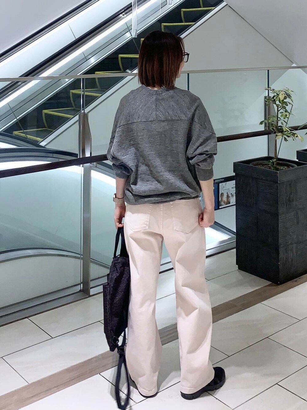 グレー系のカーディガン/ボレロ、ピンク系のその他パンツ、ブラック系のスニーカーを着用したレディースの春コーディネートの4枚目の写真