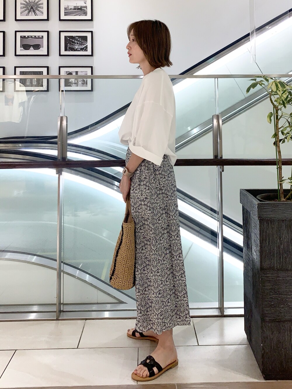 ホワイト系のTシャツ/カットソー、その他のスカート、ベージュ系のトートバッグを着用したレディースの夏コーディネートの2枚目の写真