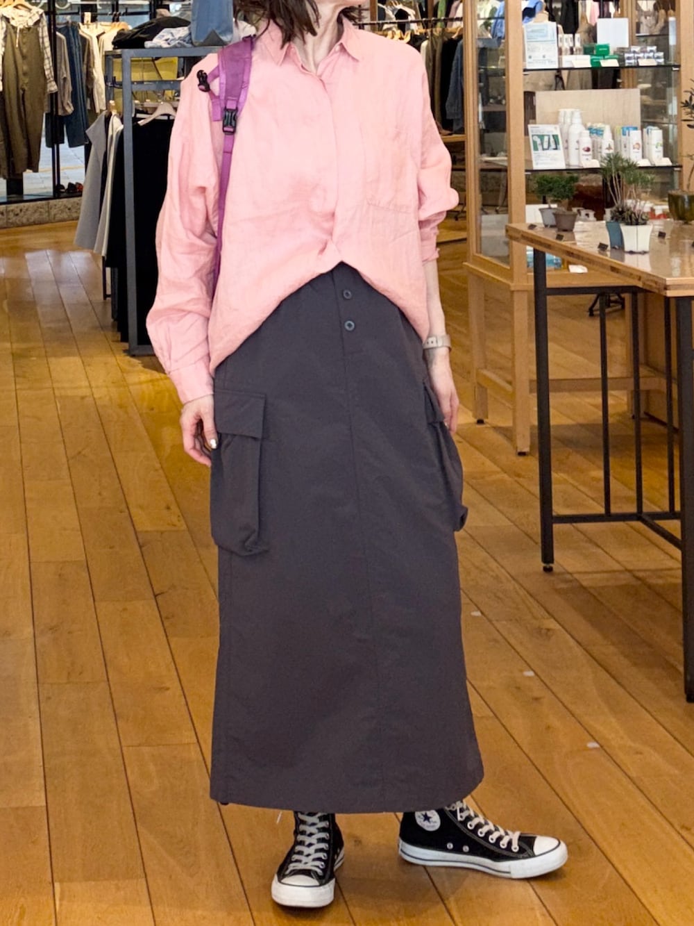 グレー系のスカート、ピンク系のシャツ/ブラウス、ピンク系のトートバッグを着用したレディースの春コーディネートの4枚目の写真