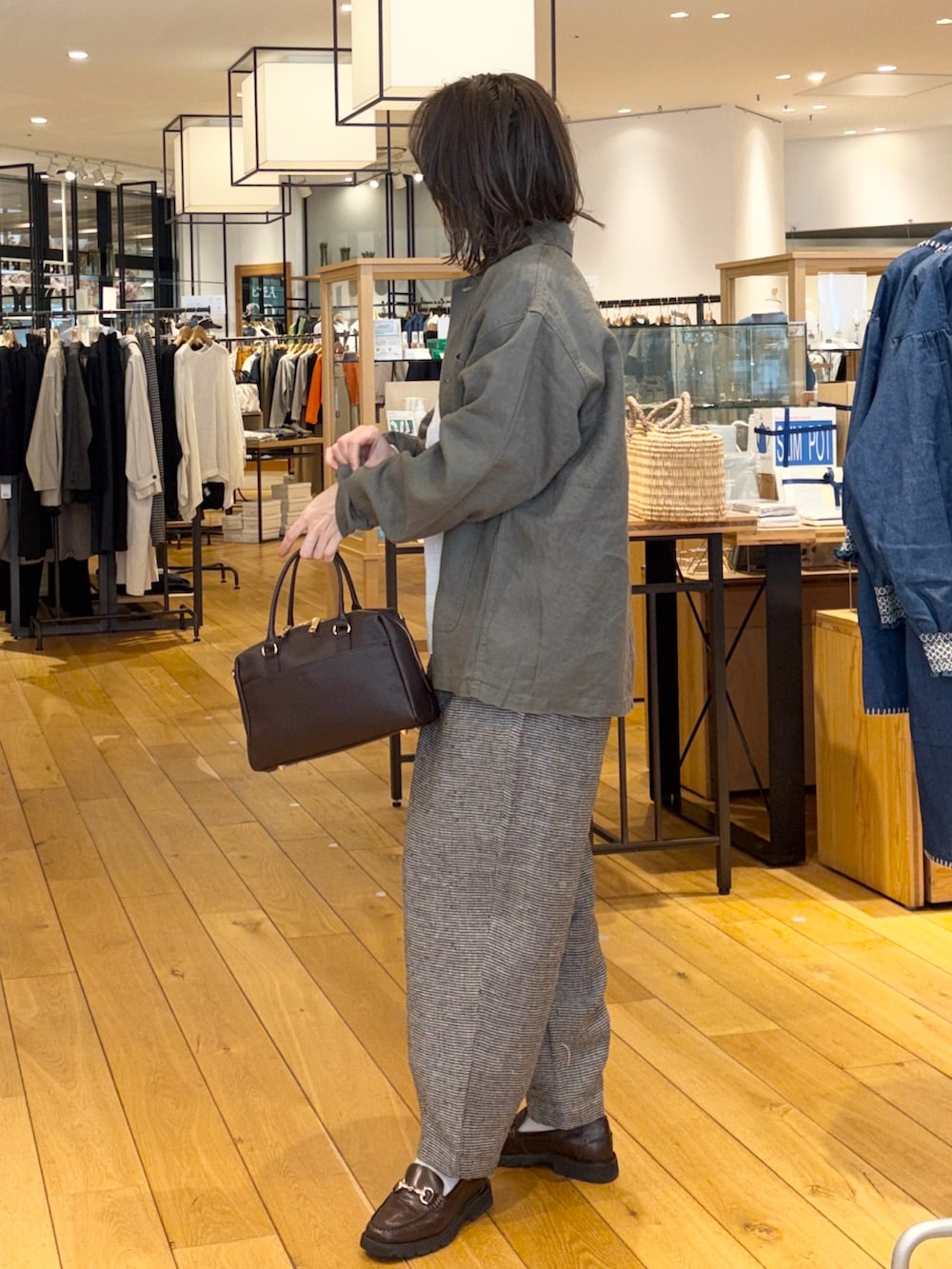 ベージュ系のシャツ/ブラウス、ホワイト系のシャツ/ブラウス、ブラウン系のバッグを着用したレディースの春コーディネートの3枚目の写真