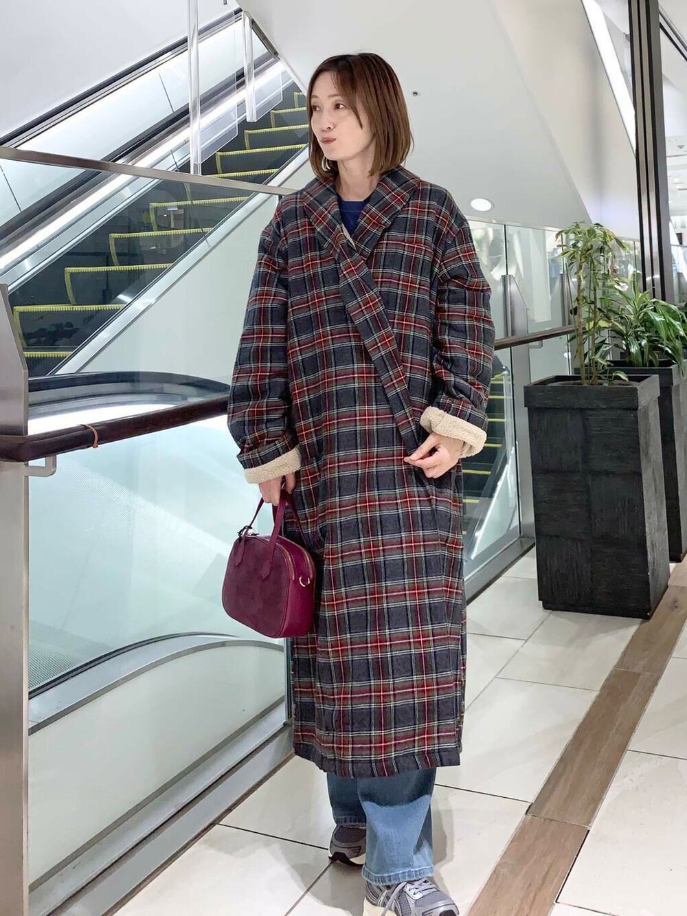 ブルー系のTシャツ/カットソー、ピンク系のショルダーバッグ、グレー系のスニーカーを着用したレディースの秋コーディネートの4枚目の写真