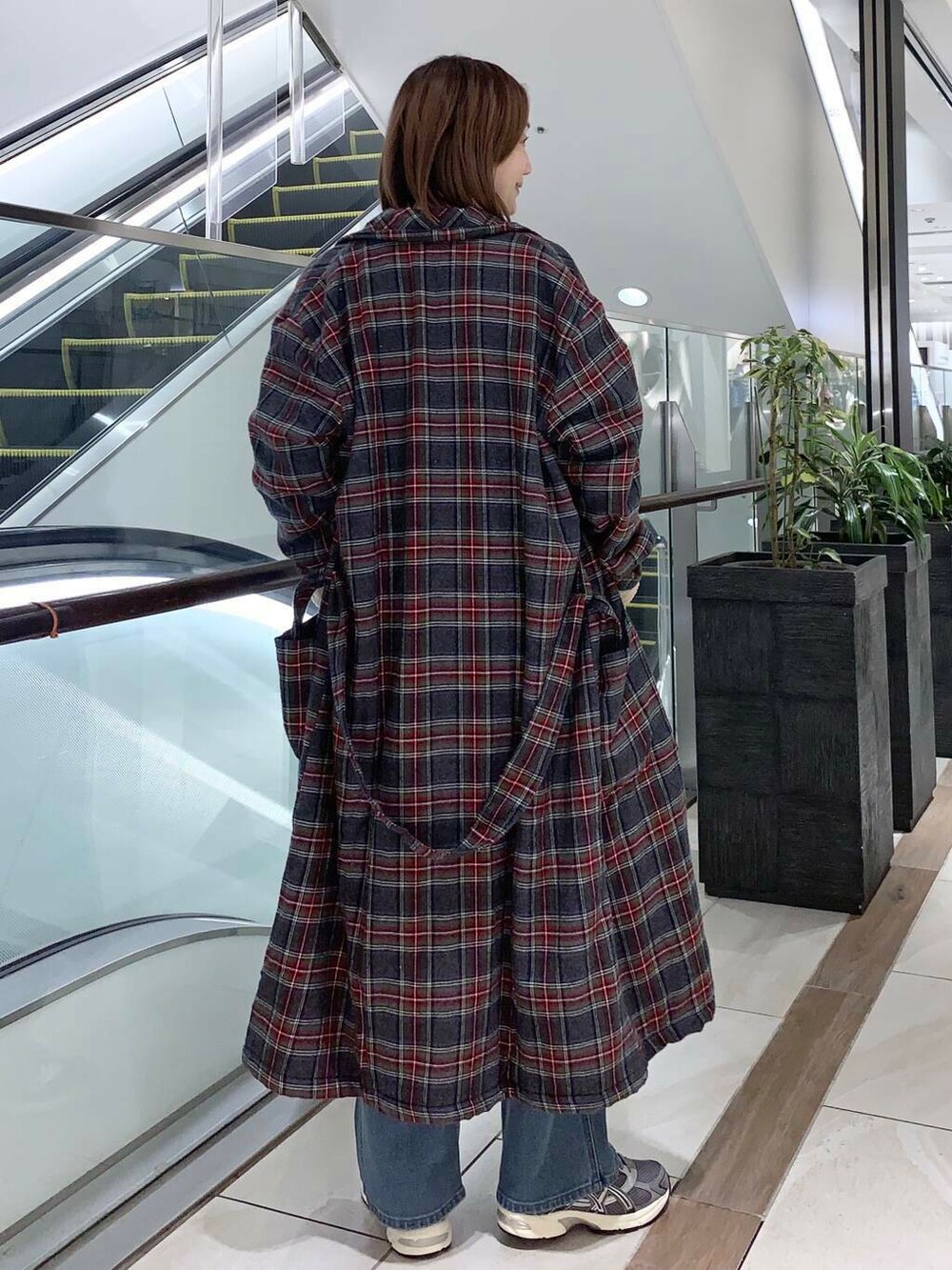 ブルー系のTシャツ/カットソー、ピンク系のショルダーバッグ、グレー系のスニーカーを着用したレディースの秋コーディネートの6枚目の写真