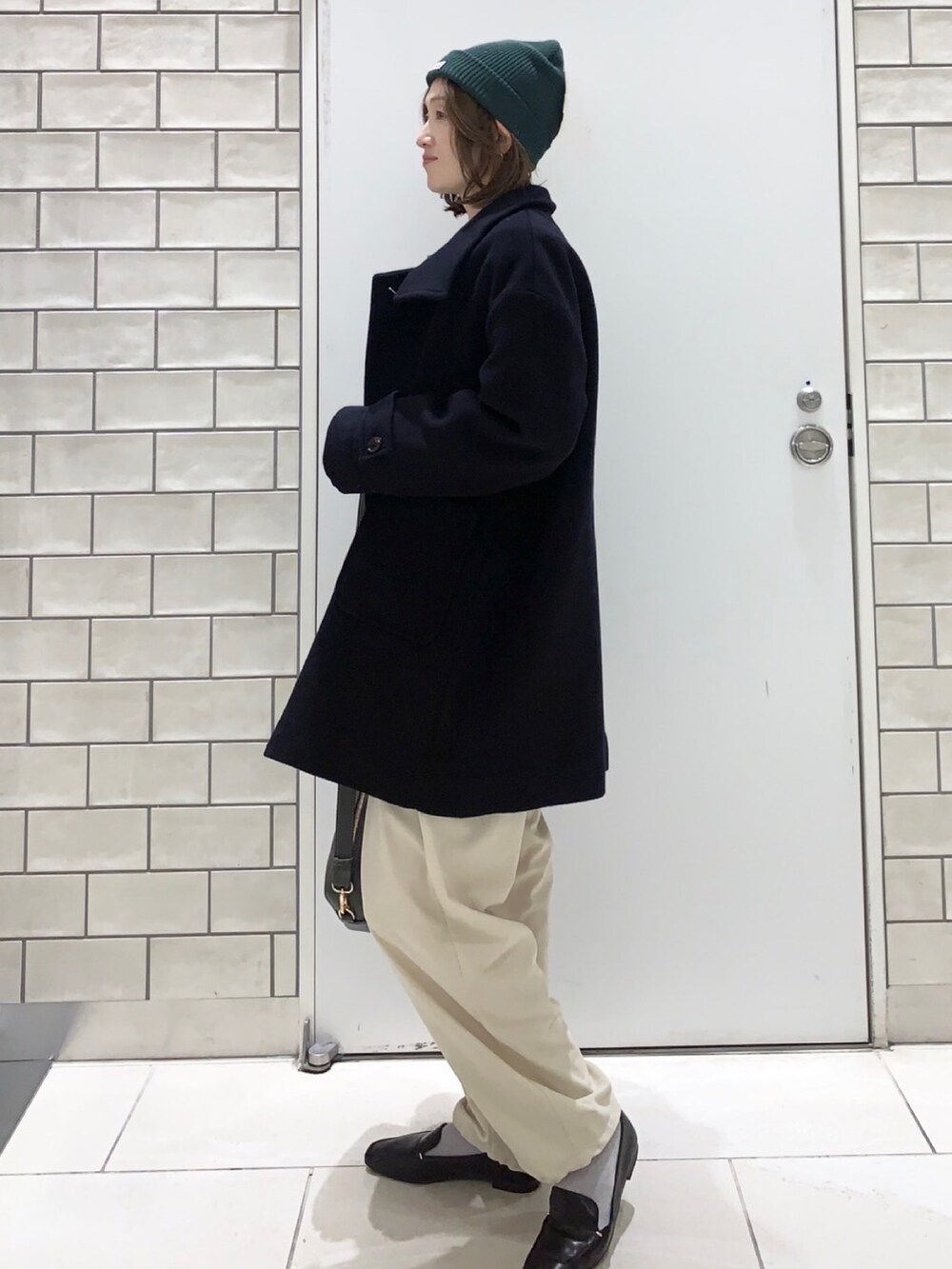 ブラウン系のシャツ/ブラウス、ホワイト系のその他パンツ、ブルー系のその他アウターを着用したレディースの冬コーディネートの3枚目の写真