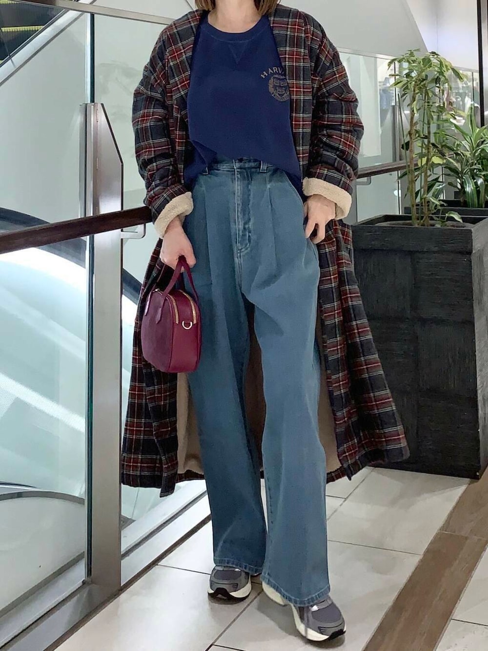 ブルー系のTシャツ/カットソー、ピンク系のショルダーバッグ、グレー系のスニーカーを着用したレディースの秋コーディネートの3枚目の写真