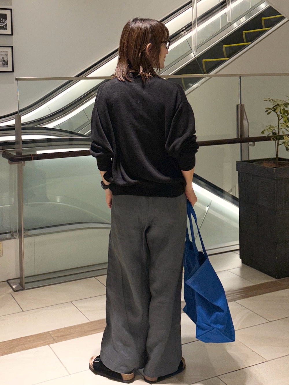 ブラック系のカーディガン/ボレロ、ブルー系のトートバッグ、ブラック系のその他パンツを着用したレディースの夏コーディネートの4枚目の写真
