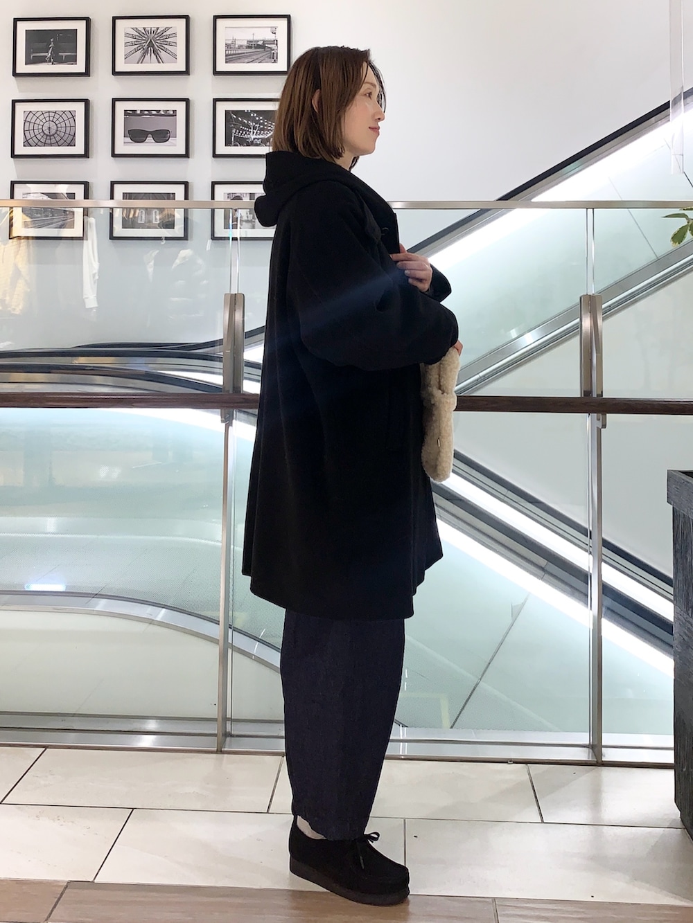 グレー系のカーディガン/ボレロ、レッド系のTシャツ/カットソー、ブルー系のデニムパンツを着用したレディースの冬コーディネートの6枚目の写真