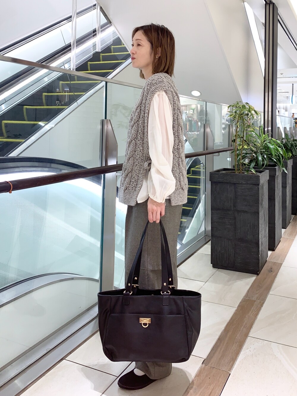 グレー系のその他パンツ、ベージュ系のその他アウター、グレー系のベストを着用したレディースの秋コーディネートの5枚目の写真