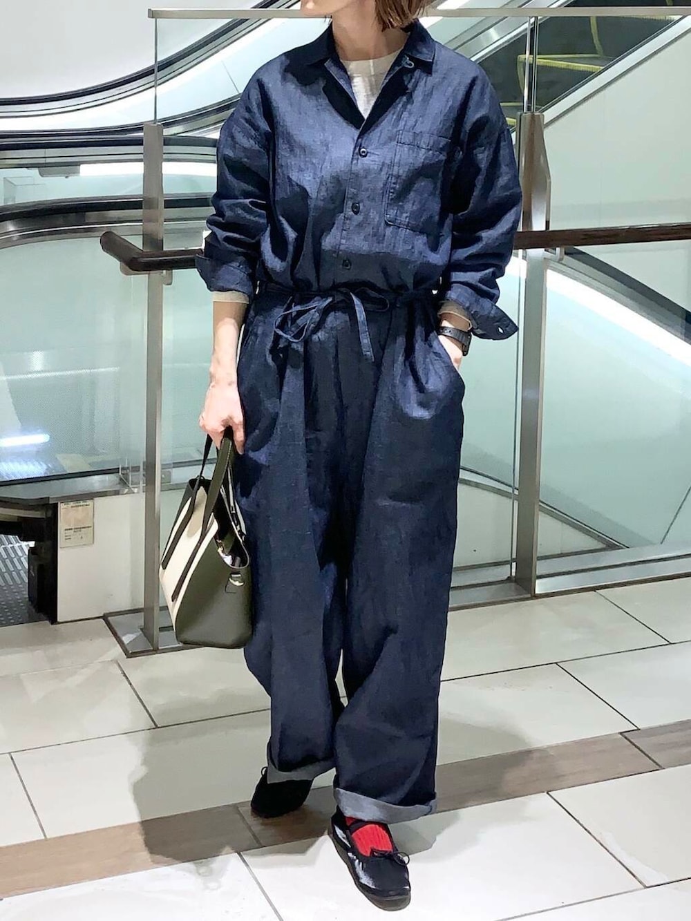 ベージュ系のTシャツ/カットソー、グリーン系のトートバッグ、ブルー系のサロペット/オーバーオールを着用したレディースの春コーディネートの7枚目の写真