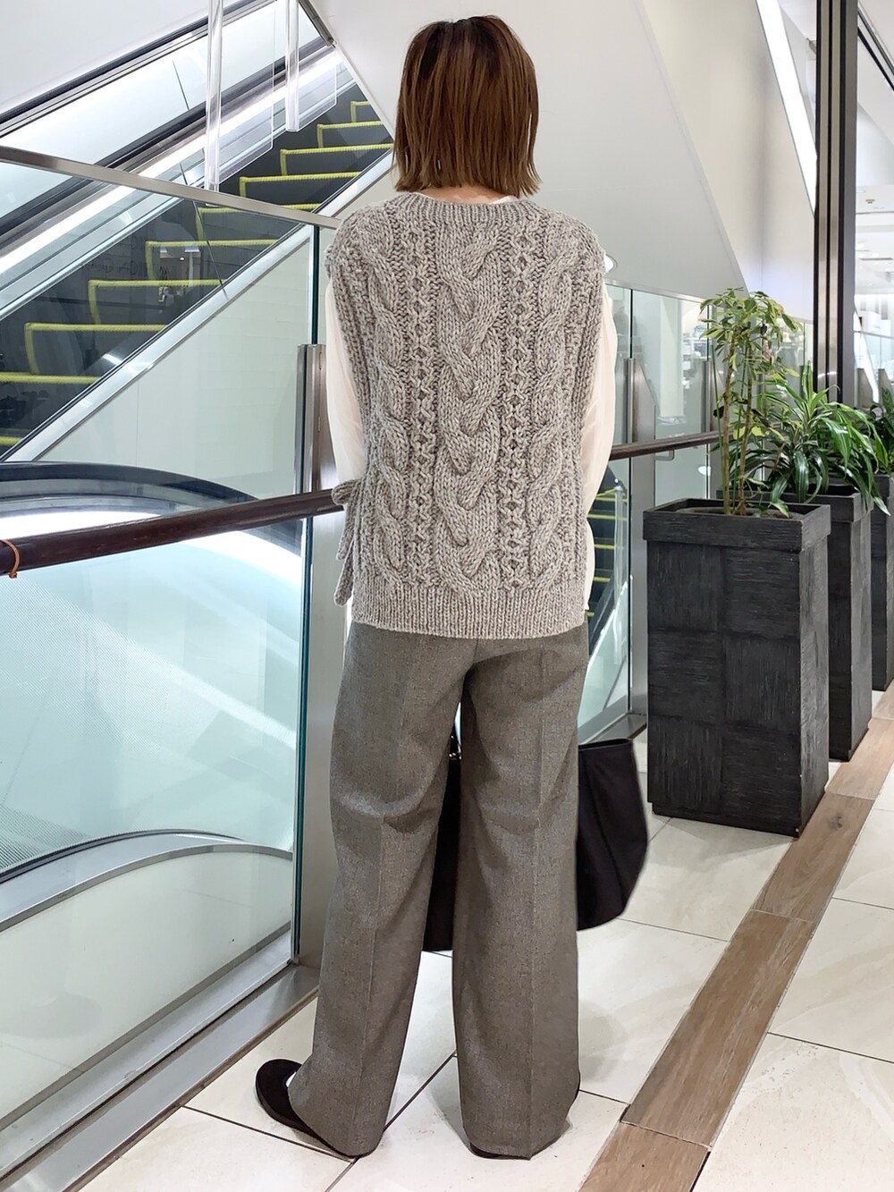 グレー系のその他パンツ、ベージュ系のその他アウター、グレー系のベストを着用したレディースの秋コーディネートの6枚目の写真