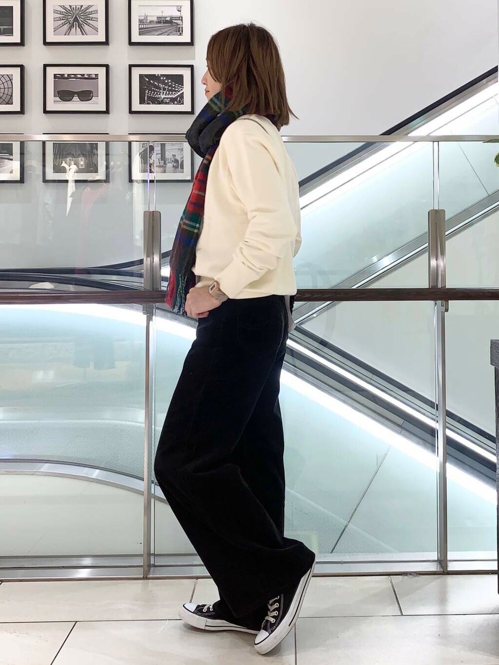 ブラック系のショルダーバッグ、グレー系のその他アウター、グレー系のその他パンツを着用したレディースの秋コーディネートの5枚目の写真