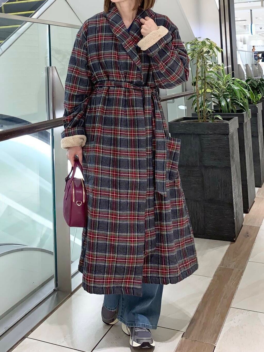 ブルー系のTシャツ/カットソー、ピンク系のショルダーバッグ、グレー系のスニーカーを着用したレディースの秋コーディネートの7枚目の写真