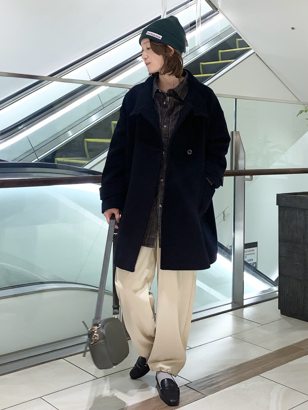 ブラウン系のシャツ/ブラウス、ホワイト系のその他パンツ、ブルー系のその他アウターを着用したレディースの冬コーディネートの2枚目の写真