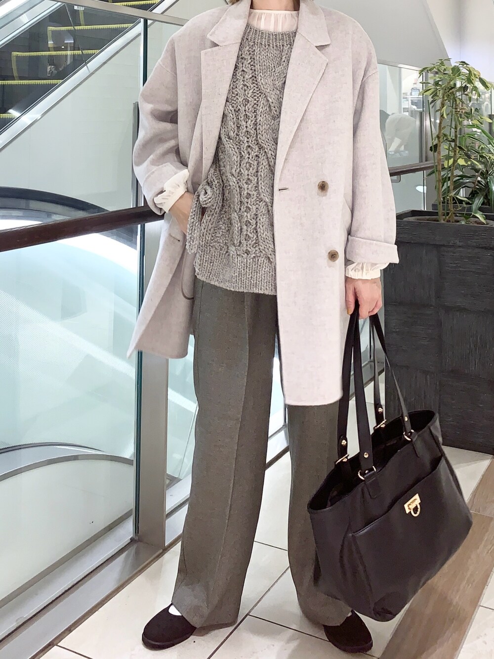 グレー系のその他パンツ、ベージュ系のその他アウター、グレー系のベストを着用したレディースの秋コーディネートの3枚目の写真