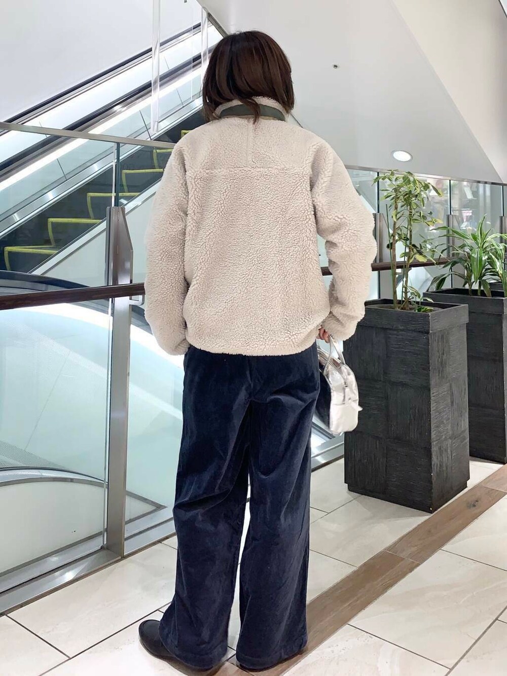ブルー系のニット/セーター、シルバー系のショルダーバッグ、ブルー系のその他パンツを着用したレディースの冬コーディネートの4枚目の写真