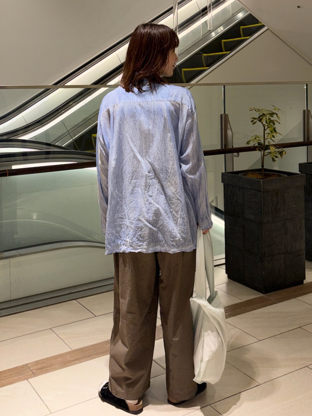 グリーン系のその他パンツ、グリーン系のその他パンツ、グリーン系のトートバッグを着用したレディースの夏コーディネートの5枚目の写真