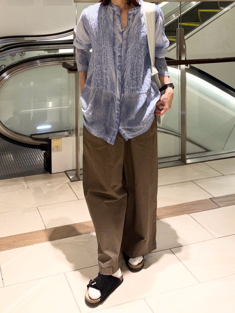 グリーン系のその他パンツ、グリーン系のその他パンツ、グリーン系のトートバッグを着用したレディースの夏コーディネートの3枚目の写真
