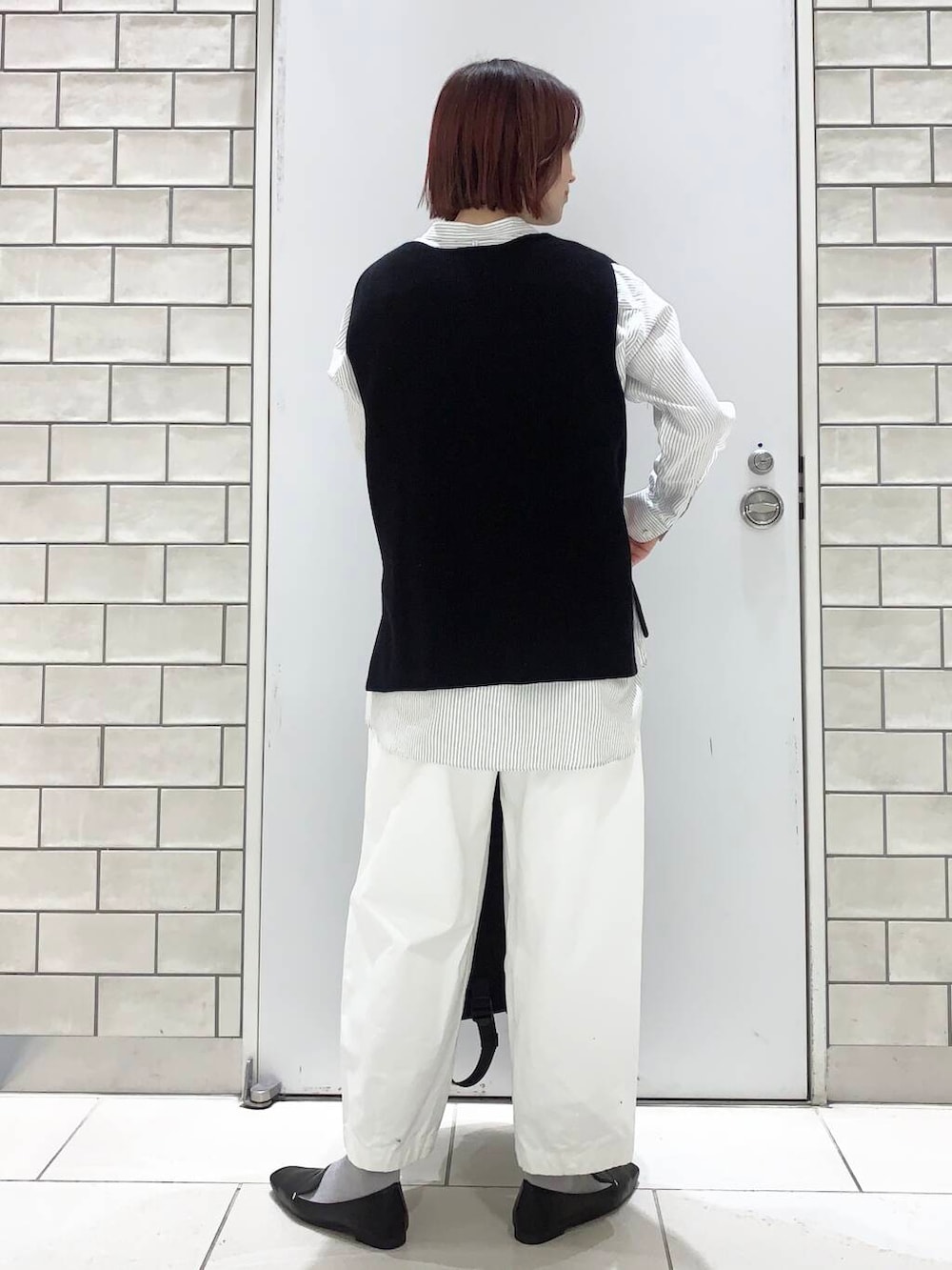 その他のシャツ/ブラウス、ホワイト系のその他パンツ、ブラック系のその他アウターを着用したレディースの冬コーディネートの4枚目の写真