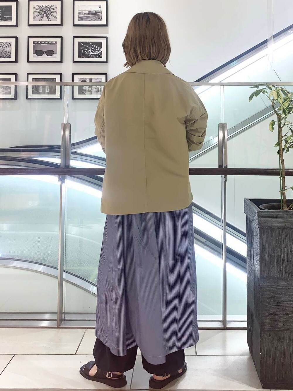 ブラック系のサンダル、グリーン系のショルダーバッグ、ブルー系のワンピースを着用したレディースの夏コーディネートの6枚目の写真