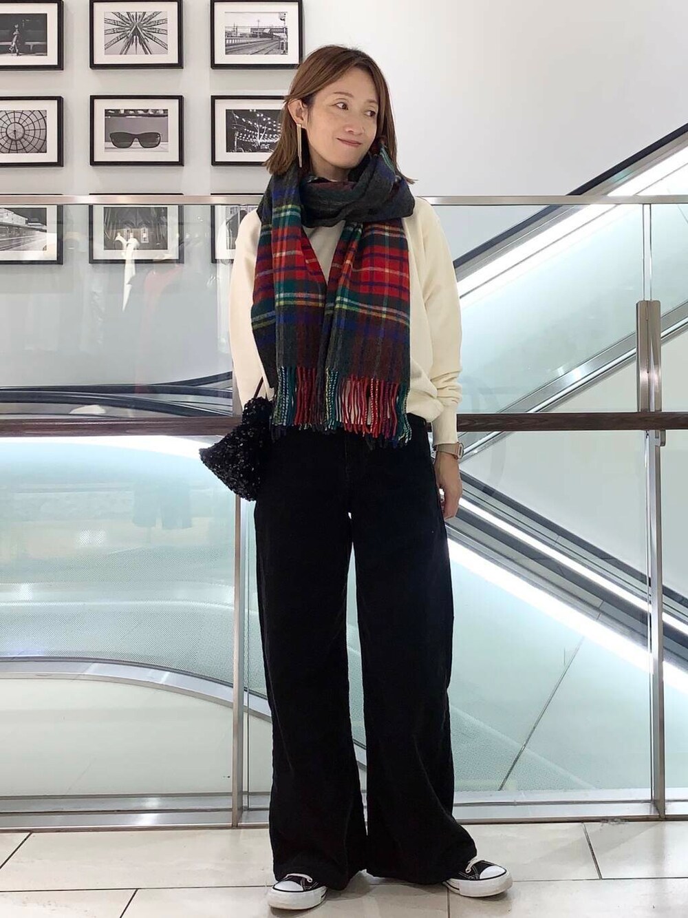 ブラック系のショルダーバッグ、グレー系のその他アウター、グレー系のその他パンツを着用したレディースの秋コーディネートの4枚目の写真