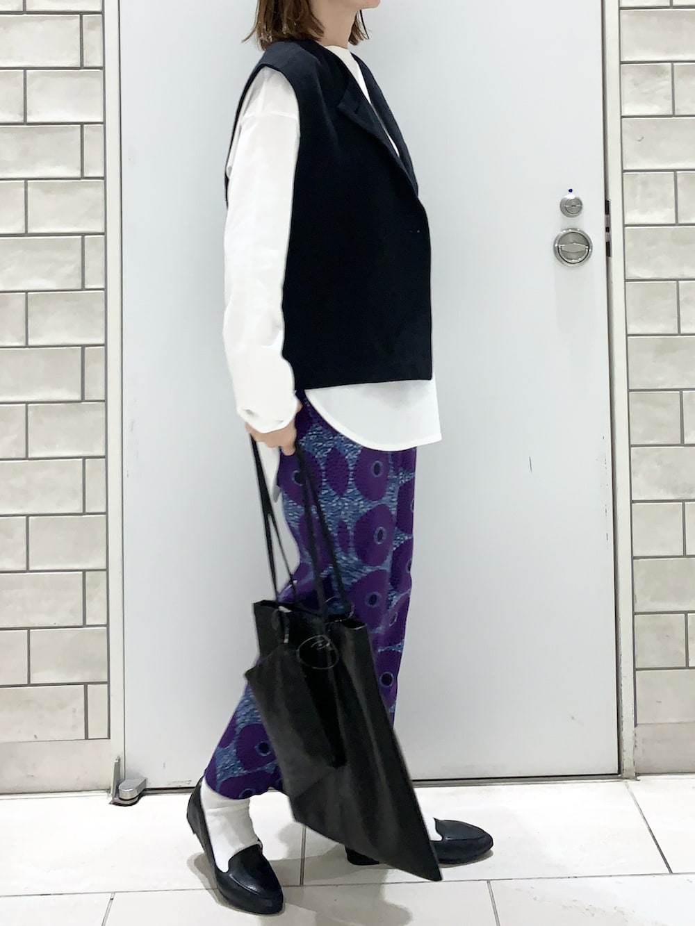 パープル系のその他パンツ、ブラック系のスリッポン、ブラック系のベストを着用したレディースの春コーディネートの2枚目の写真