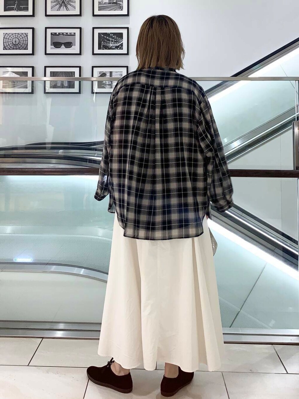 ブラック系のその他シューズ、ゴールド系のハンドバッグ、ブラック系のタンクトップを着用したレディースの夏コーディネートの5枚目の写真