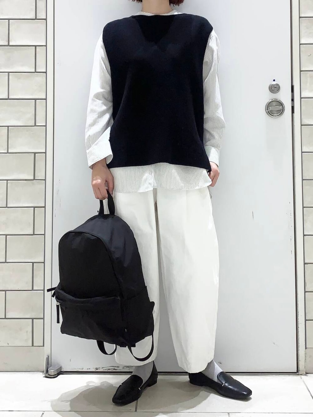 その他のシャツ/ブラウス、ホワイト系のその他パンツ、ブラック系のその他アウターを着用したレディースの冬コーディネートの5枚目の写真