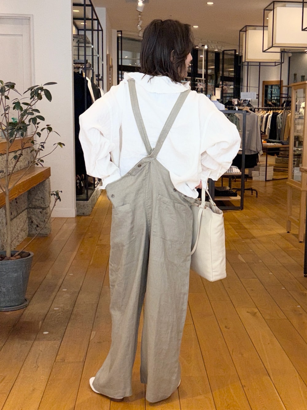 ブラック系のその他アウター、ホワイト系のシャツ/ブラウス、グレー系のサロペット/オーバーオールを着用したレディースの春コーディネートの3枚目の写真