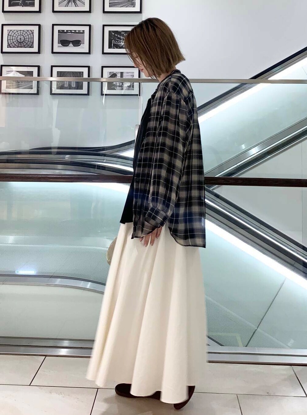 ブラック系のその他シューズ、ゴールド系のハンドバッグ、ブラック系のタンクトップを着用したレディースの夏コーディネートの4枚目の写真