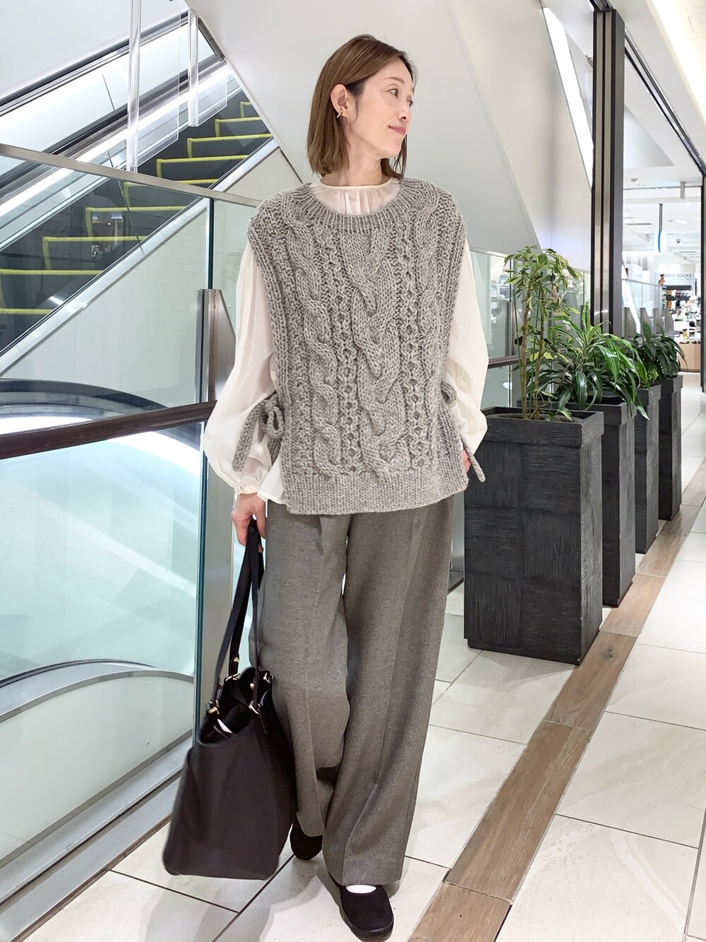 グレー系のその他パンツ、ベージュ系のその他アウター、グレー系のベストを着用したレディースの秋コーディネートの4枚目の写真