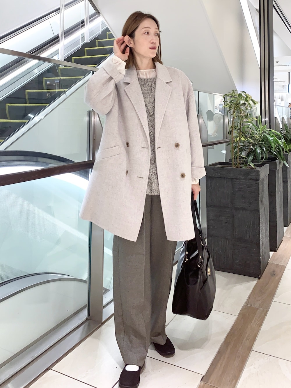 グレー系のその他パンツ、ベージュ系のその他アウター、グレー系のベストを着用したレディースの秋コーディネートの2枚目の写真