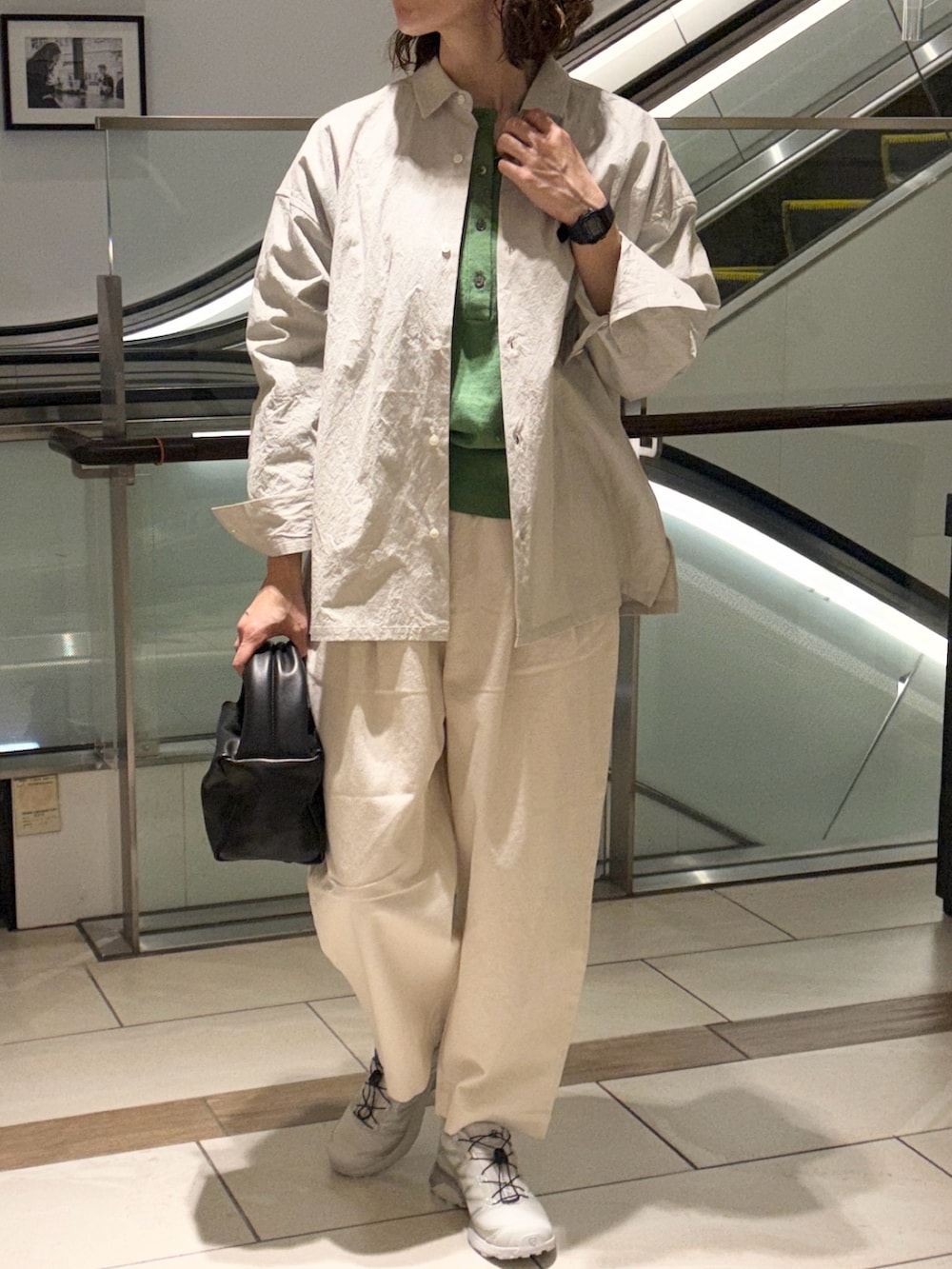 グレー系のシャツ/ブラウス、グリーン系のニット/セーター、ベージュ系のその他パンツを着用したレディースの冬コーディネートの3枚目の写真