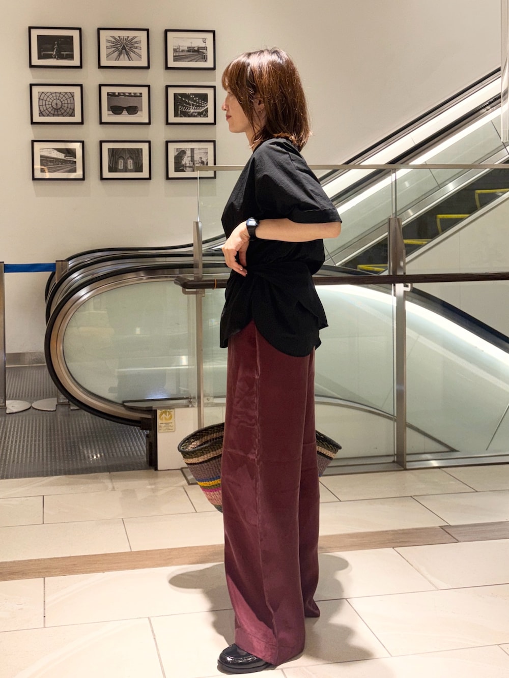 レッド系のその他パンツ、ブラック系のシャツ/ブラウス、ブラック系のシャツ/ブラウスを着用したレディースの夏コーディネートの2枚目の写真
