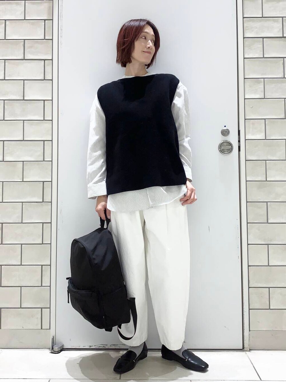 その他のシャツ/ブラウス、ホワイト系のその他パンツ、ブラック系のその他アウターを着用したレディースの冬コーディネートの2枚目の写真