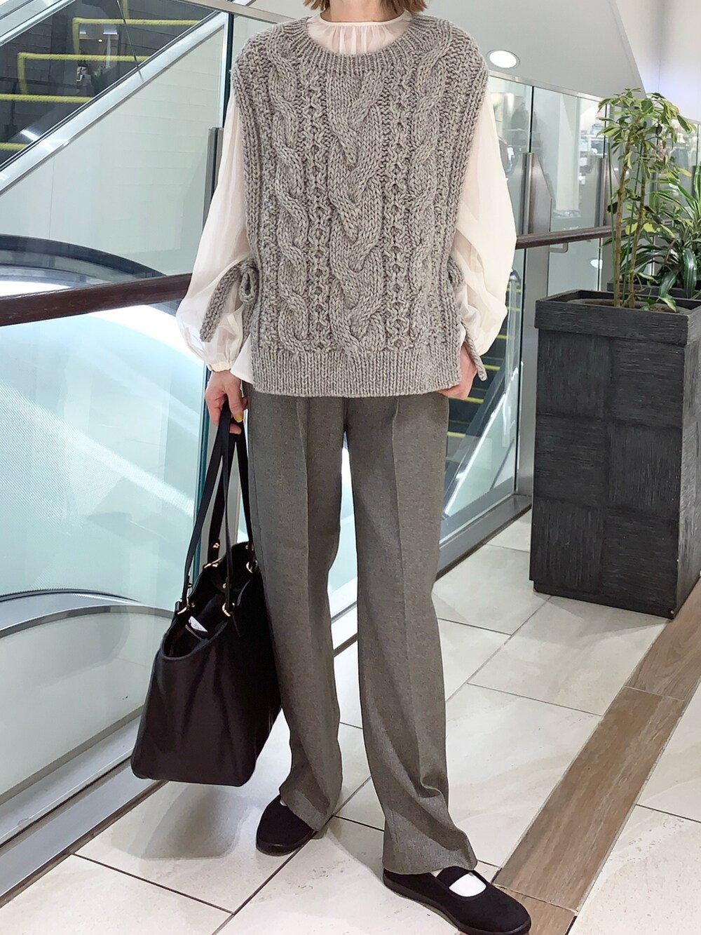 グレー系のその他パンツ、ベージュ系のその他アウター、グレー系のベストを着用したレディースの秋コーディネートの7枚目の写真