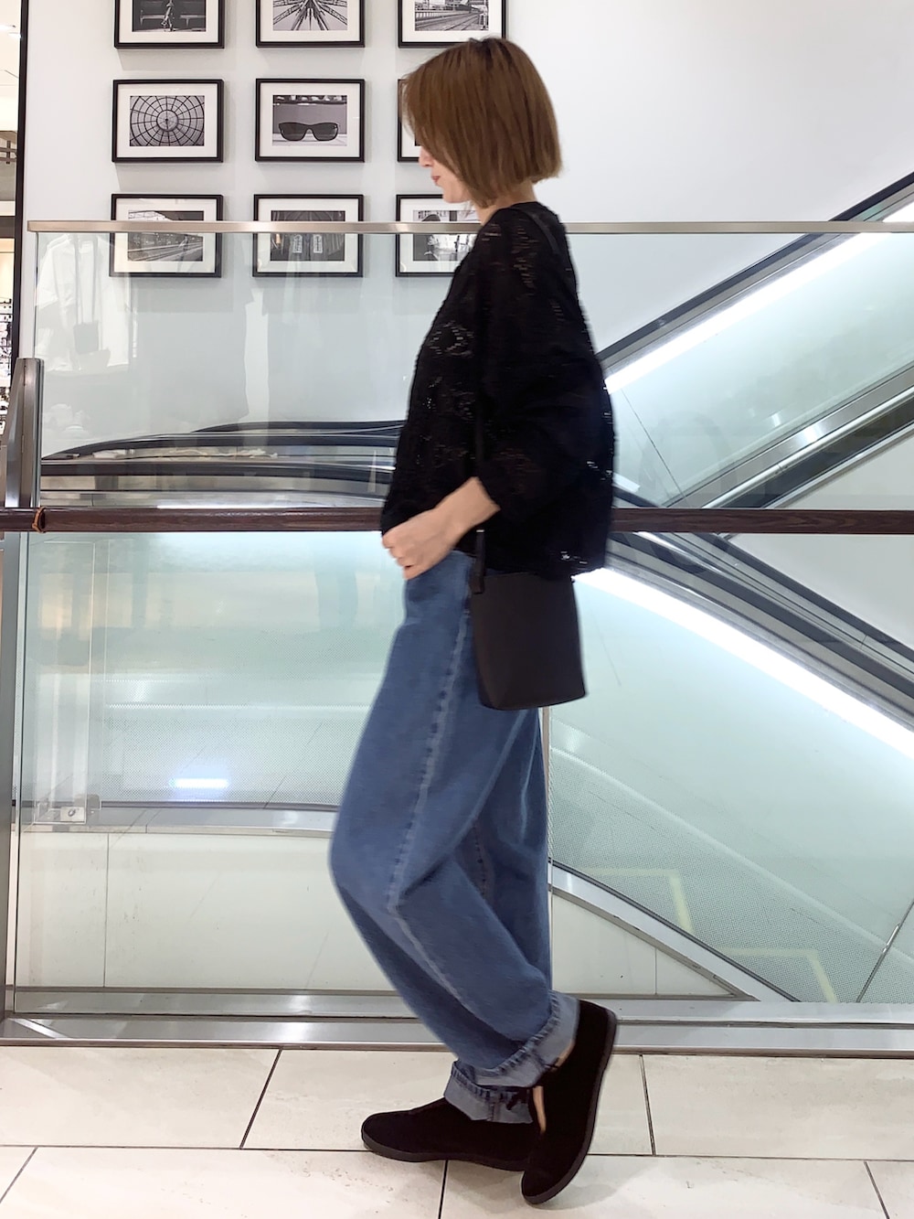 ブルー系のデニムパンツ、ブラック系のカーディガン/ボレロ、ブラック系のその他シューズを着用したレディースの夏コーディネートの2枚目の写真