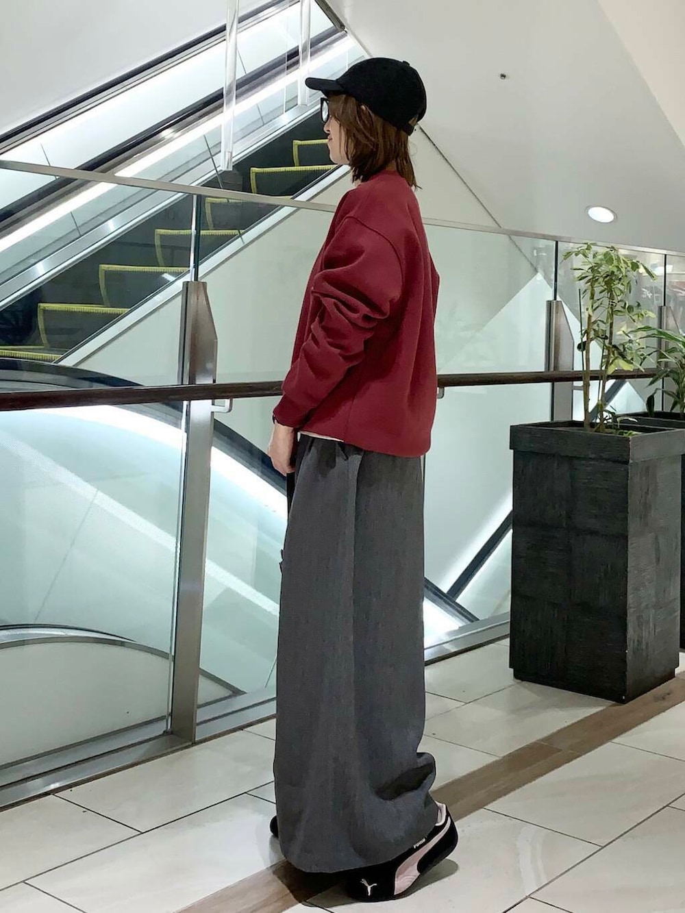 グレー系のその他パンツ、ブラウン系のショルダーバッグ、ベージュ系のTシャツ/カットソーを着用したレディースの冬コーディネートの4枚目の写真