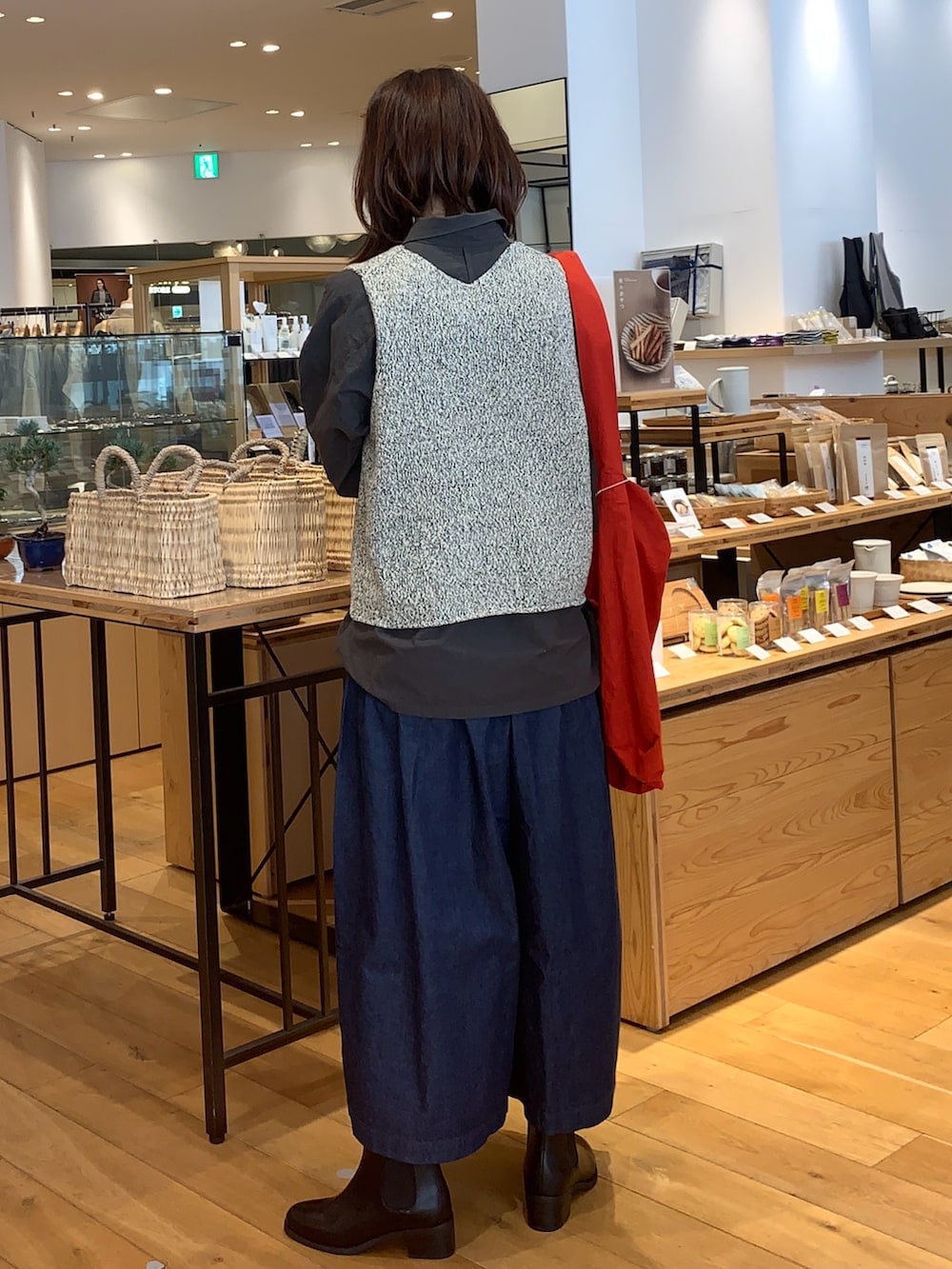 ブラック系のブーツ、グレー系のシャツ/ブラウス、ベージュ系のニット/セーターを着用したレディースの秋コーディネートの3枚目の写真