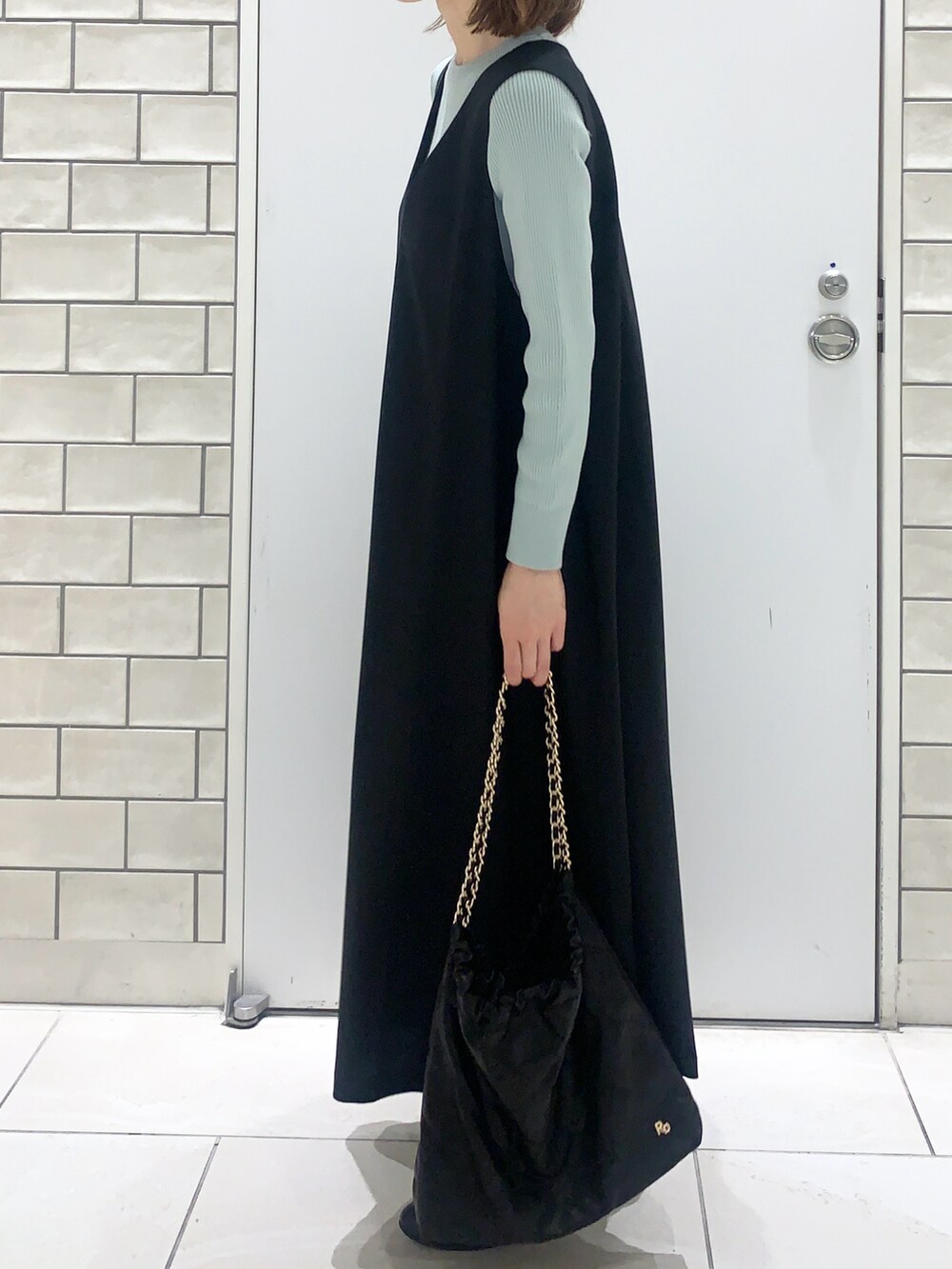 ブルー系のワンピース、グリーン系のニット/セーター、ブラック系のその他シューズを着用したレディースの春コーディネートの2枚目の写真