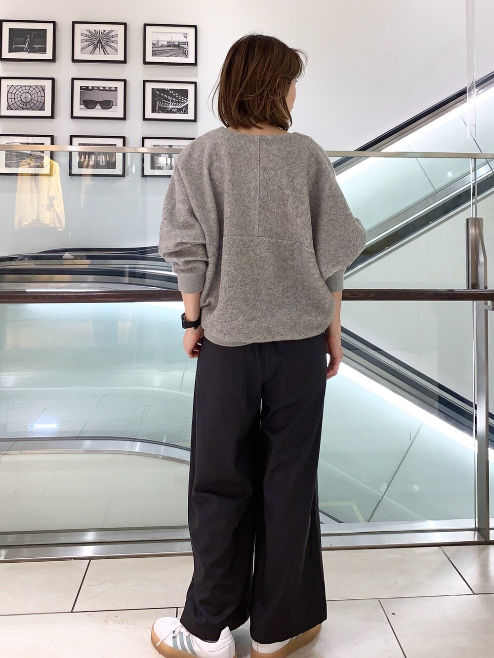 グレー系のその他パンツ、グレー系のその他トップス、ホワイト系のダウンジャケット/コートを着用したレディースの冬コーディネートの5枚目の写真