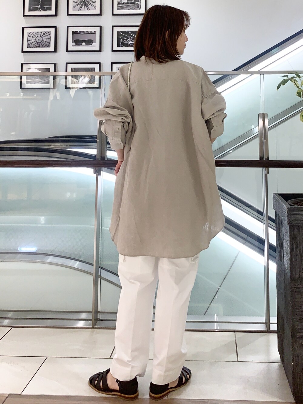 ブラック系のサンダル、ホワイト系のカーゴパンツ、ブラック系のショルダーバッグを着用したレディースの春コーディネートの3枚目の写真